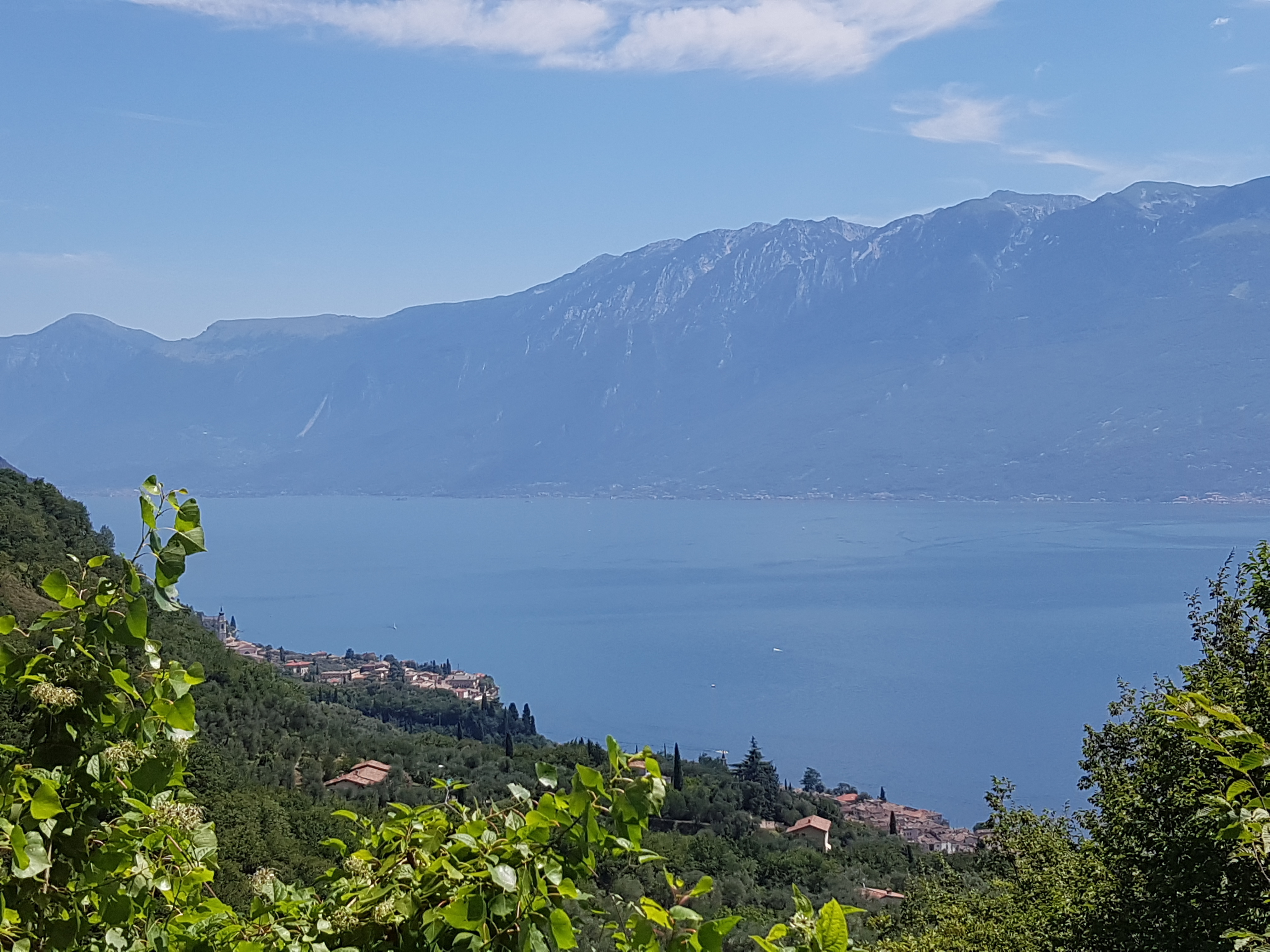 pohled na jezero ze zahrady našeho statku